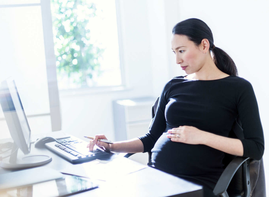 Tư thế ngồi văn phòng của bà bầu cần phải đổi thường xuyên Tư thế ngồi văn phòng của bà bầu cần phải đổi thường xuyên