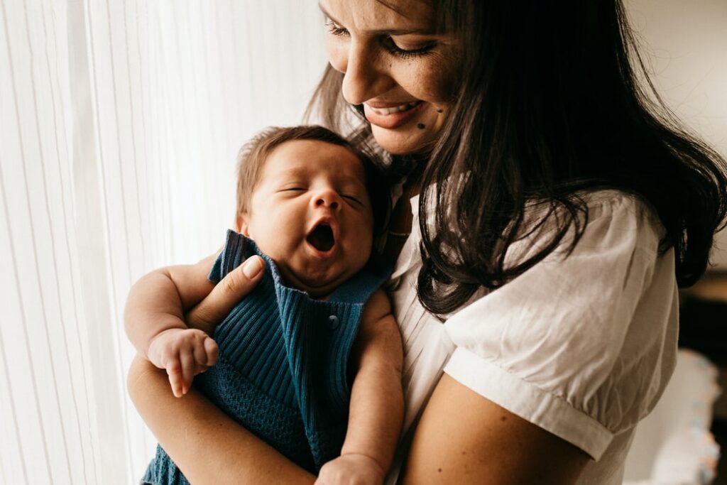 Bé có thể ngủ quên khi đang ti sữa mẹ. Lúc này bạn nên vỗ nhẹ nhàng để đánh thức bé dậy.