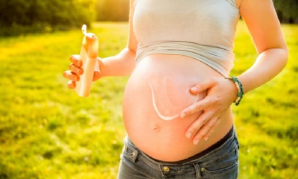 Kem chống nắng là một lớp màng bảo vệ thiết yếu để mẹ phòng tránh được các hiện tượng như nám, thâm và sạm da