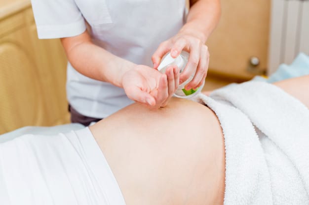 Massage bầu bằng tinh dầu nền