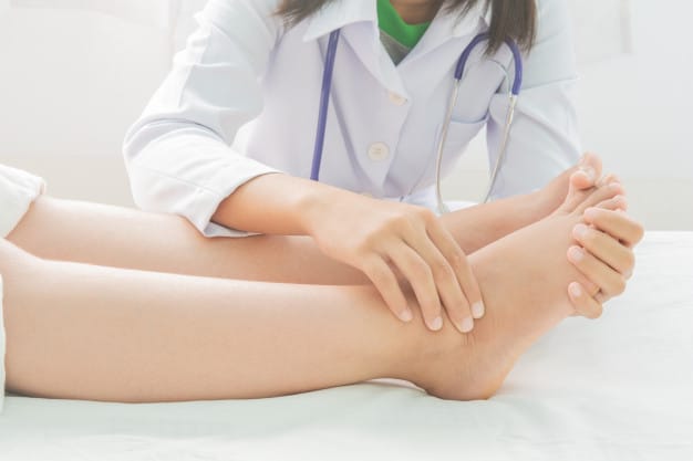 Gặp bác sĩ hoặc massage khi bị phù chân Gặp bác sĩ hoặc massage khi bị phù chân