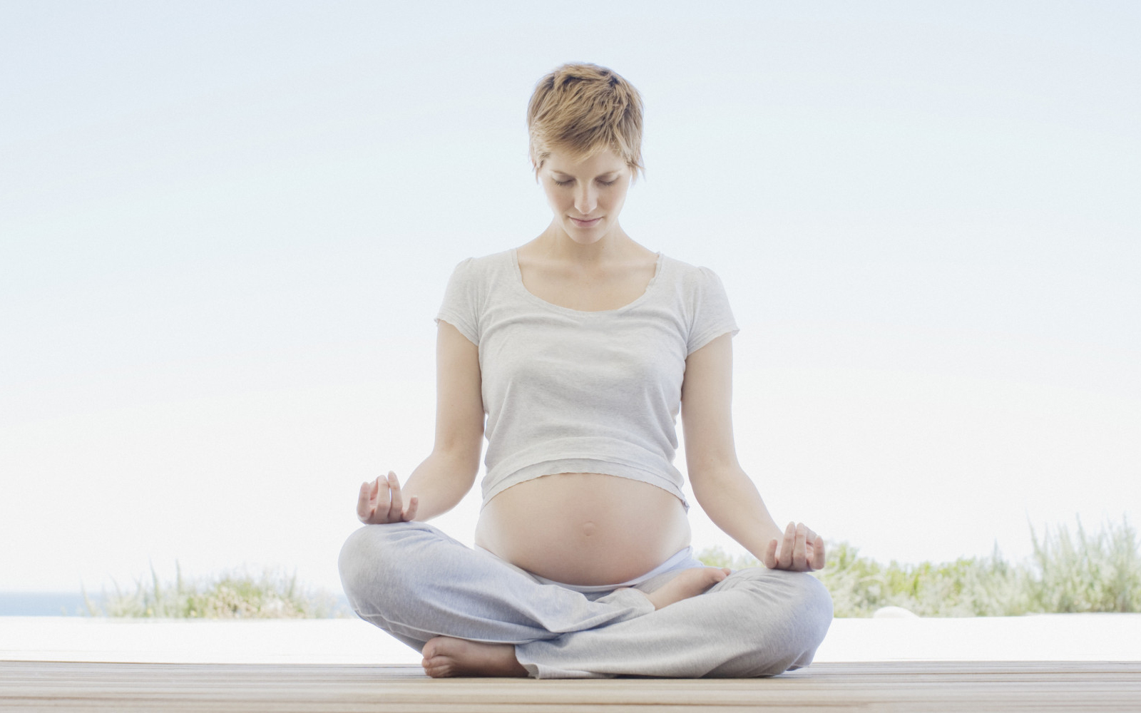 Tư thế ngồi theo kiểu yoga giúp lưu thông khí huyết Tư thế ngồi theo kiểu yoga giúp lưu thông khí huyết