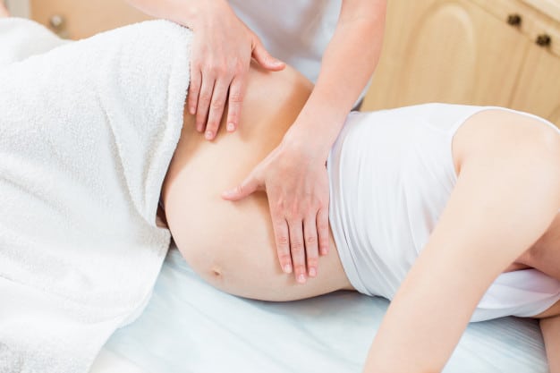 Không massage những tĩnh mạch bị giãn mà tốt nhất là hãy xoa nhẹ lướt xung quanh