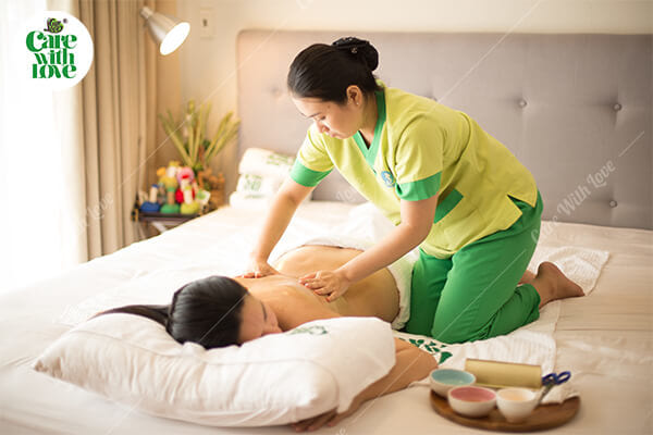 Các bài massage nhẹ nhàng vùng lưng, vai, gáy sẽ kích thích sự tuần hoàn máu, giảm thiểu nhức mỏi cực hiệu quả